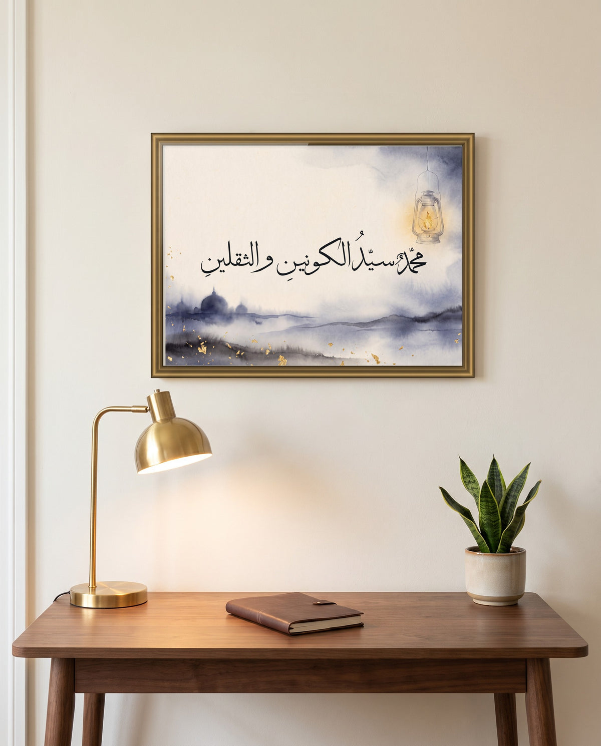 «محمد سيد الكونين والثقلين» بخط الثلث في إطار ذهبي مصقول فوق مكتب من خشب الجوز