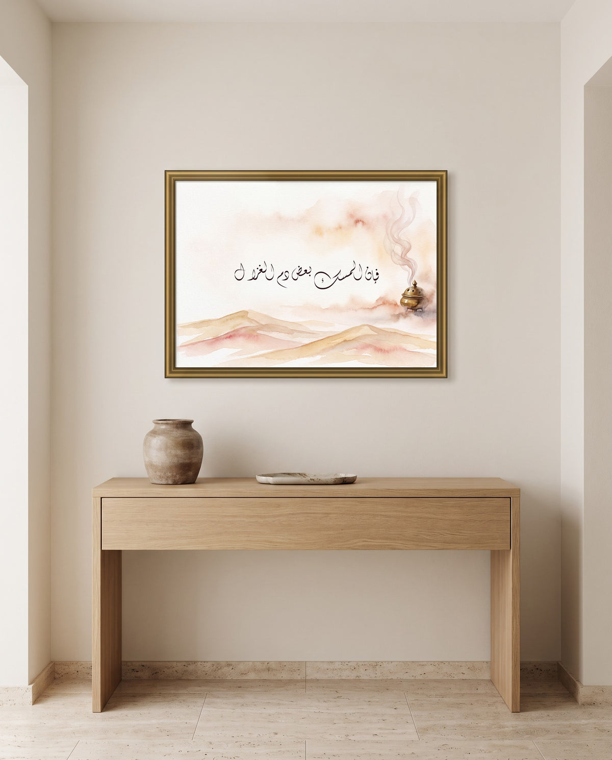 «فإن المسك بعض دم الغزال» بالخط الديواني في إطار ذهبي مصقول فوق طاولة كونسول من البلوط في مدخل البيت