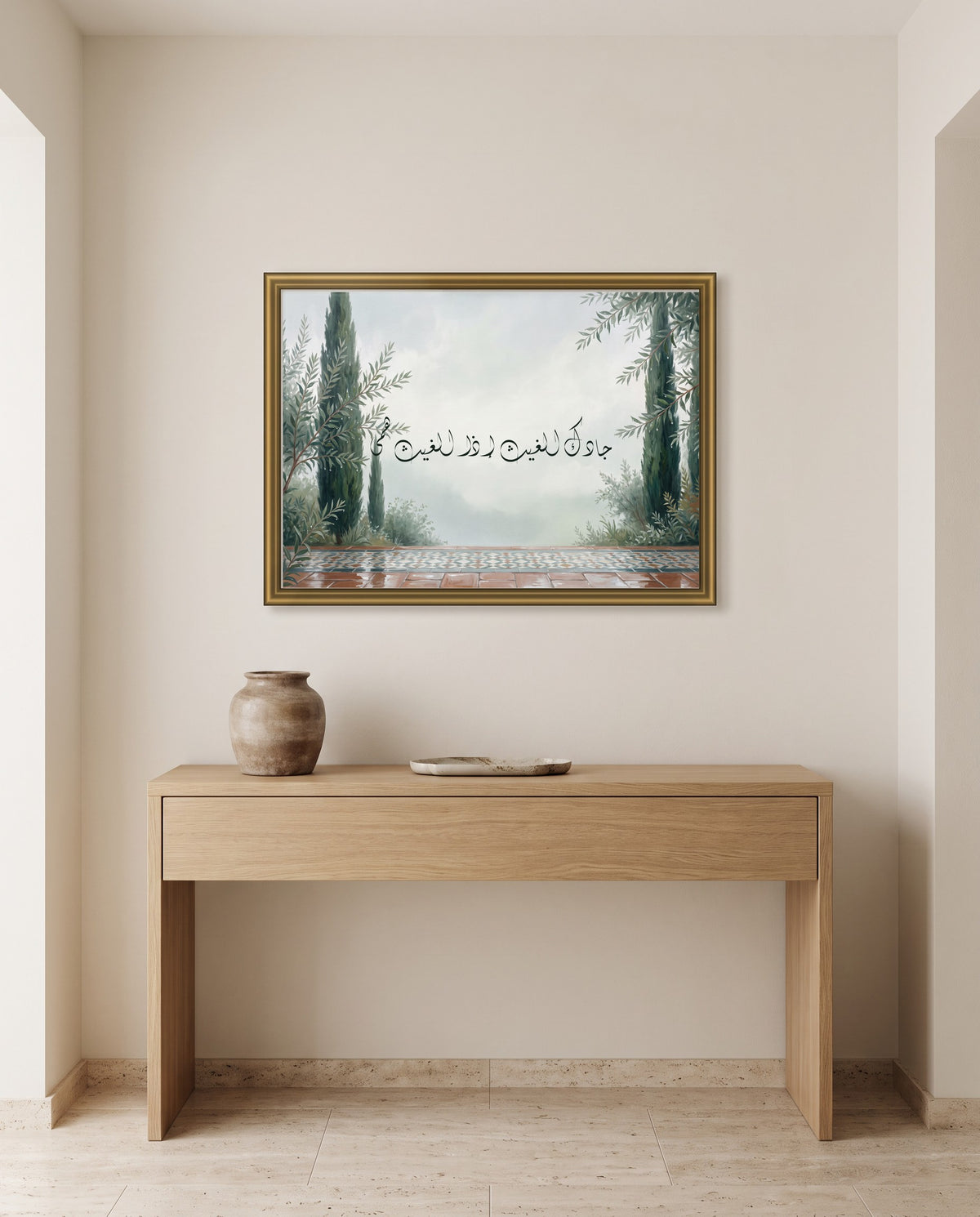 «جادك الغيث إذا الغيث همى» بالخط الديواني في إطار ذهبي مصقول فوق طاولة كونسول من البلوط في مدخل البيت