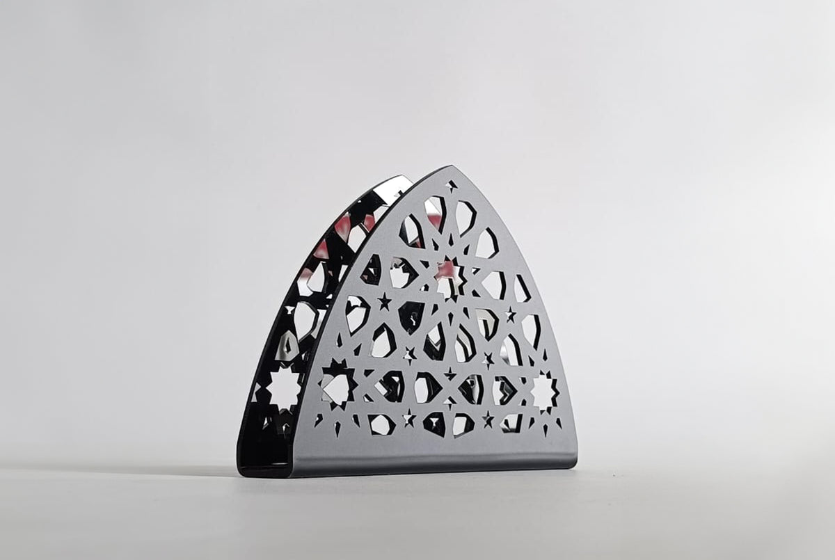 Black arch-shaped napkin holder pierced with an arabesque lattice