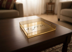 «الشاي حلّ لكل شيء» صينية تقديم بالخط الديواني، أكريليك ذهبي، على طاولة قهوة