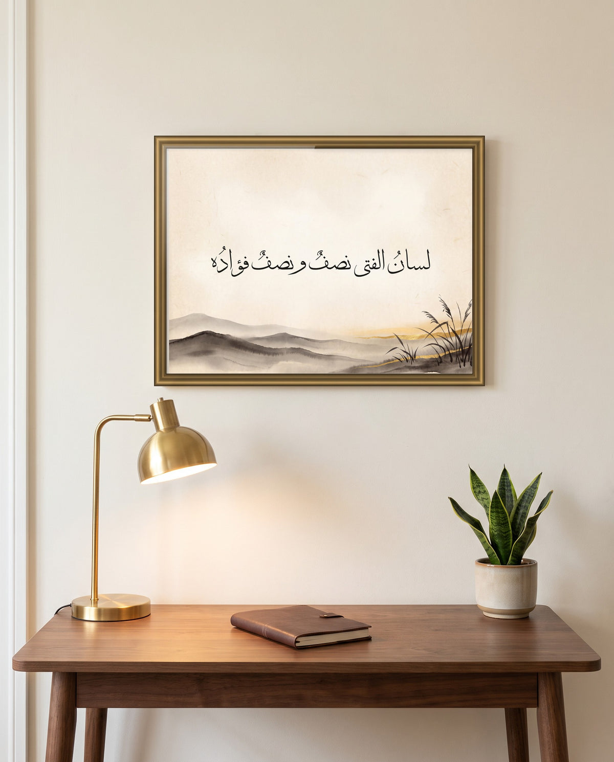 «لسان الفتى نصف ونصف فؤاده» بخط الثلث في إطار ذهبي مصقول فوق مكتب من خشب الجوز