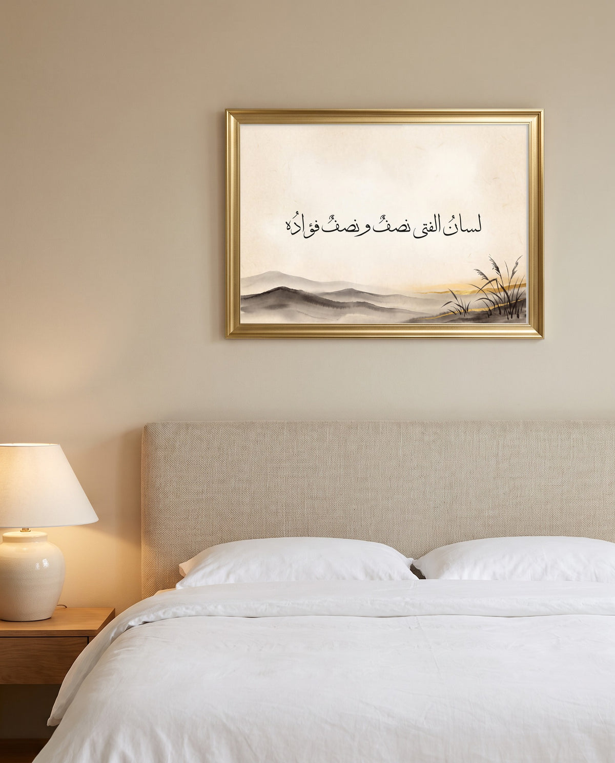 «لسان الفتى نصف ونصف فؤاده» بخط الثلث في إطار ذهبي مصقول فوق سرير بمفارش بيضاء