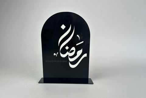 قبة زينة بوجهين: «رمضان» وتحتها تهنئة رمضان بالإنجليزية على وجه، و«عيد سعيد» على الآخر، صناعة المعرض في الإمارات
